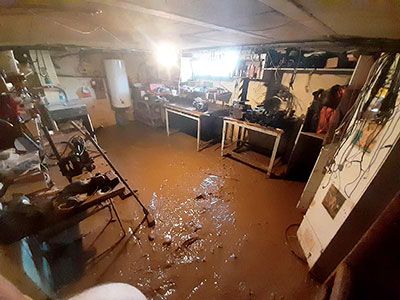 Élimination de boue épaisse dans une cave inondée à Lyon